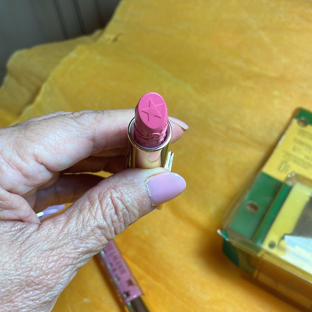 Estee Lauder - Picture 3 of 11